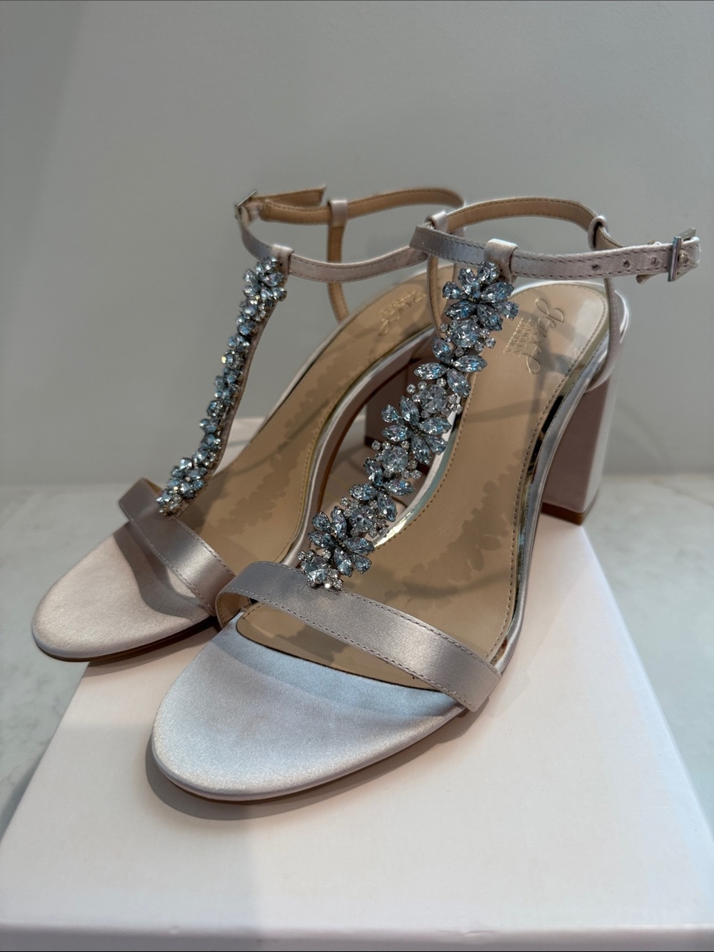 NEW Jewel Badgley Mischka Champagne T-Strap Crystal Block Heels